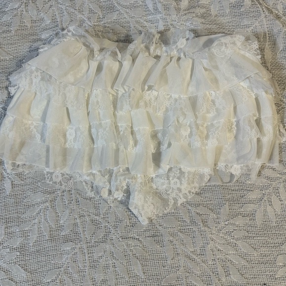 Elegant White Lace Ruffle Shorts - Picture 4 of 4